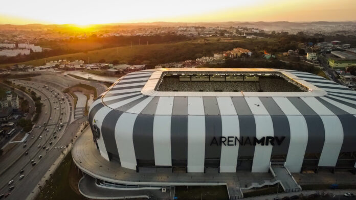 Vista aérea de um estádio listrado com inscrição 