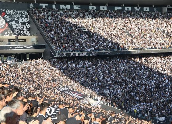 Multidão de espectadores em partida de futebol entre Fortaleza e Corinthians no Brasileirão em um estádio.