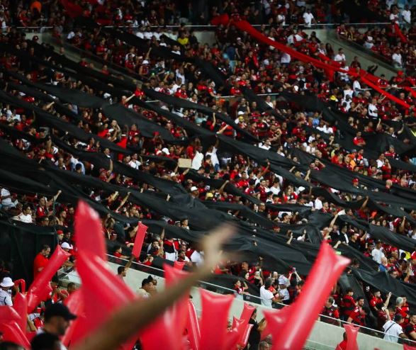 Multidão em estádio para jogo Goiás x Flamengo pelo Brasileirão 2023.