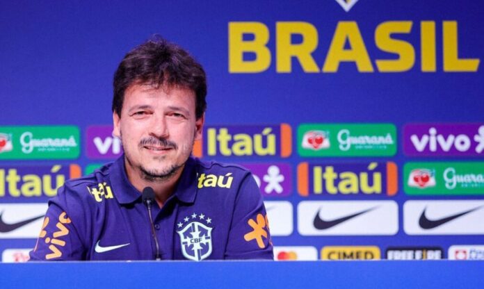 Fernando Diniz, o jogador de futebol brasileiro, está participando de uma coletiva de imprensa.