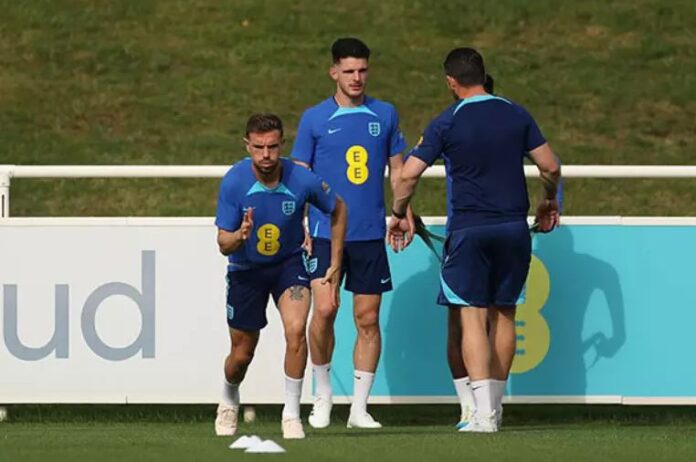 Um grupo de jogadores de futebol da Ucrânia e da Inglaterra em campo.