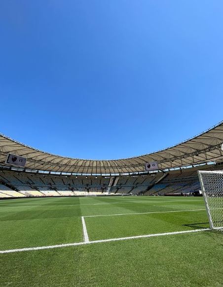 Campo de futebol com rede, gol e palpites para o jogo São Paulo x Fortaleza no Brasileirão.