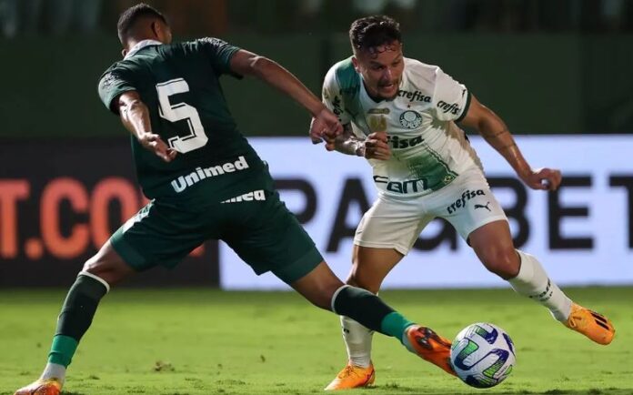 Dois jogadores de futebol disputam a bola durante uma partida do Brasileiro Série A.