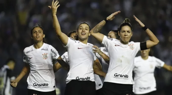 O time de futebol feminino do Corinthians comemora um gol.