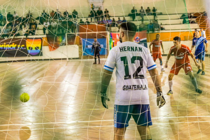 A história do futsal é cheia de versões, mas uma coisa é fato: é o esporte da bola pesada, onde habilidade e estratégia são essenciais. Imagem: Pexels