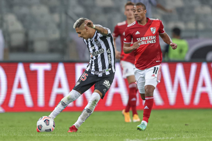 Com uma vantagem de 3-0, o Atlético-MG entra em campo tranquilo, mas sem subestimar o River. Quem levará a melhor nesta batalha épica pela Libertadores? Imagem: Atletico.com.br