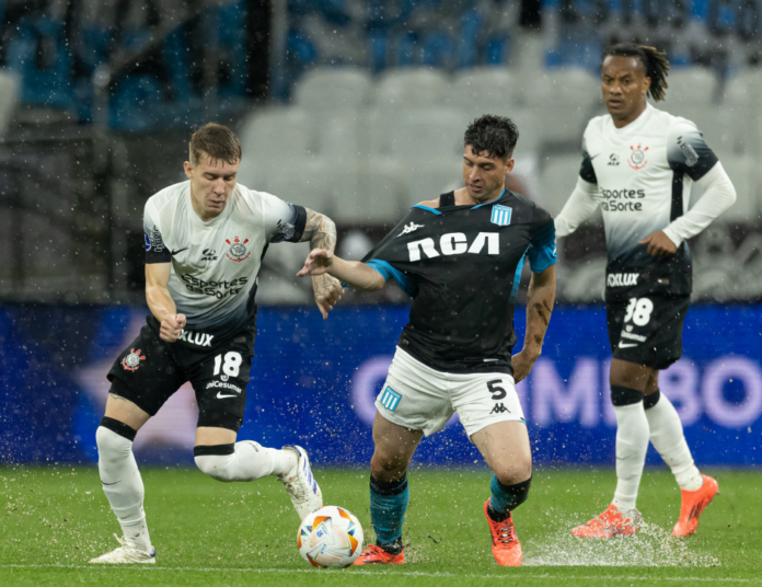 Jogadores de racing e corinthians disputando a bola