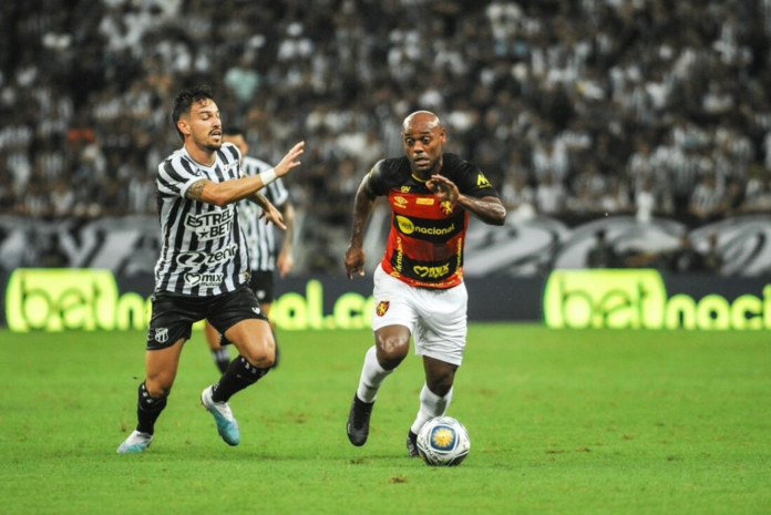 Nosso palpite Sport Recife x Ceará? Confronto intenso, cheio de estratégia e com ambas as equipes lutando para manter suas posições na parte de cima da tabela da Série B! Imagem: Kely Pereira/Folha de Pernambuco