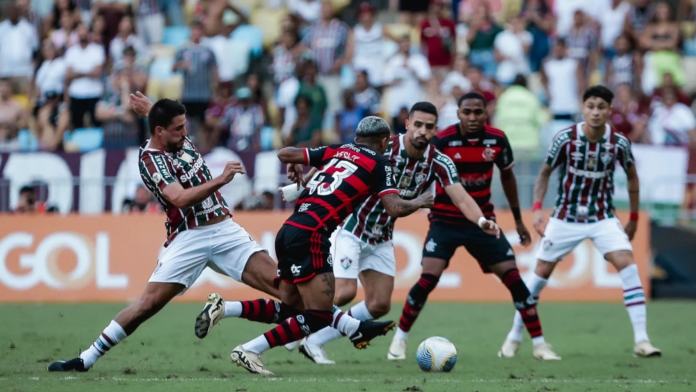 Com Arrascaeta e Gabigol em campo, o Flamengo busca mais uma vitória em casa. Será que o Tricolor das Laranjeiras vai surpreender? Imagem: Lucas Merçon