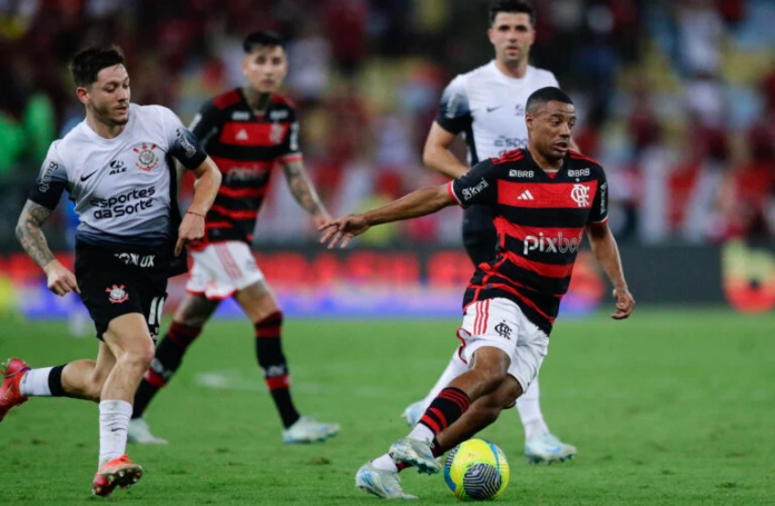 É tudo ou nada! O Timão precisa reverter o placar contra o Flamengo na Neo Química Arena. Será que o apoio da Fiel vai fazer a diferença? Imagem: EFE/ André Coelho