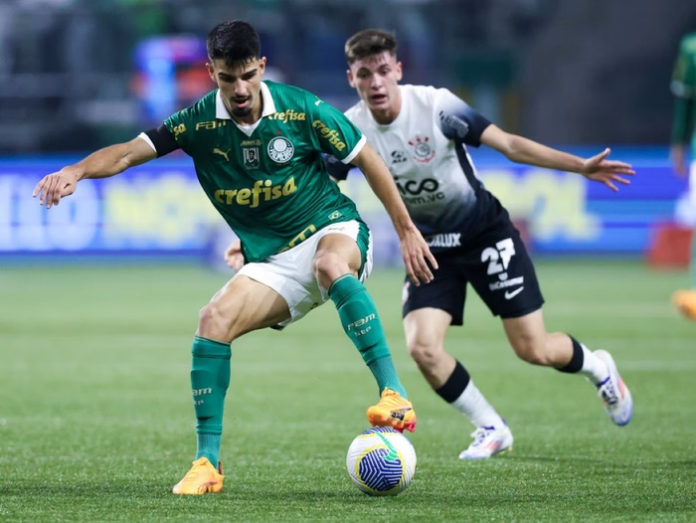 jogadores de corinthians e palmeiras disputando bola