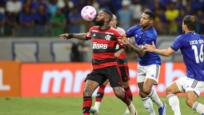 Confronto de alto nível entre Cruzeiro e Flamengo, com ambos em busca de recuperação na Série A. Quem levará a melhor? Imagem: Gilson Lobo/AGIF