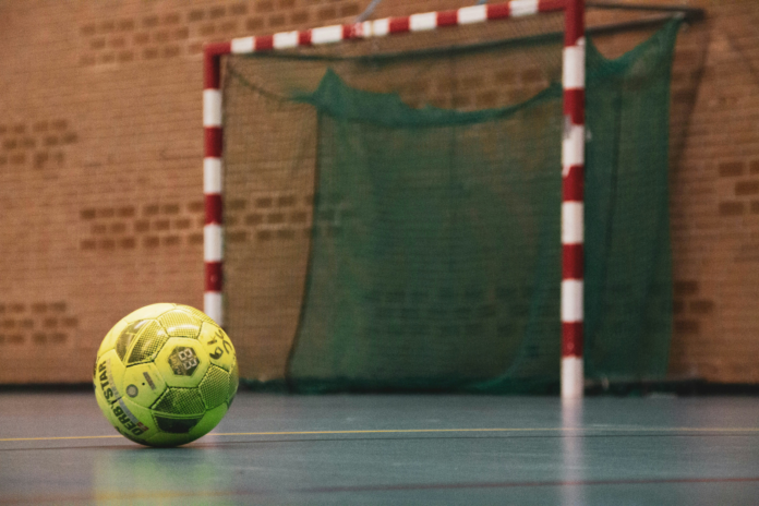 Nas quadras da Associação Cristã de Moços, entre arremessos e dribles, surgiu o futsal, adaptando o campo para o salão e criando um dos esportes mais amados no Brasil e no mundo. Imagem: Unsplash