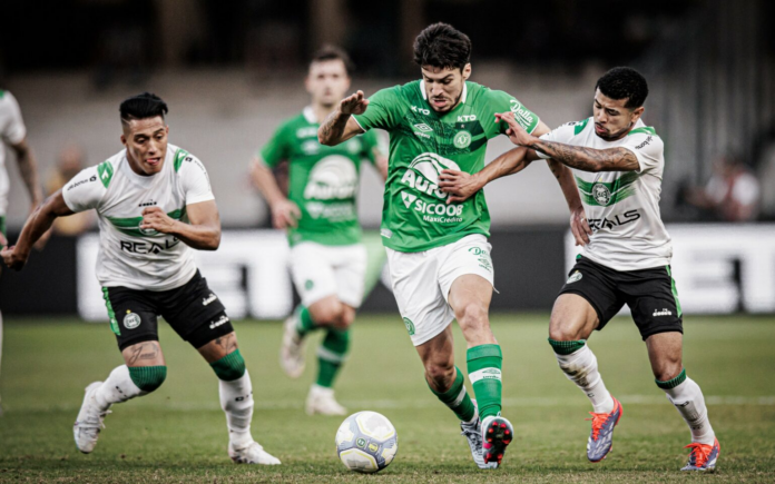 Em campo, o coração de Chapecó bate forte, mas o Coritiba vem determinado a surpreender. Quem leva a melhor nesse duelo decisivo? Imagem: Matheus Sebenello/ Divulgação Chapecoense