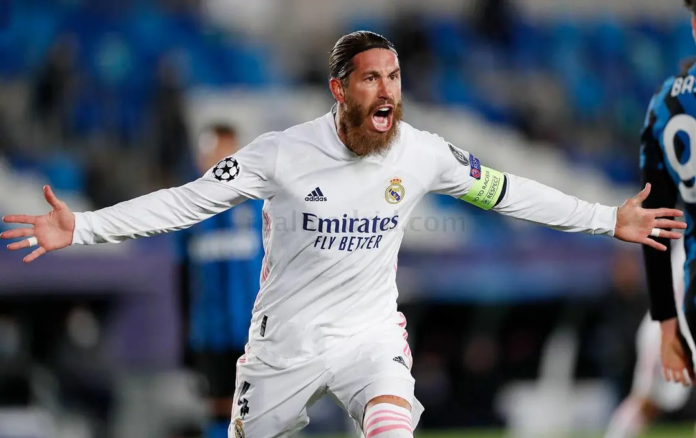 sergio ramos com a camisa do real madrid correndo de braços abertos