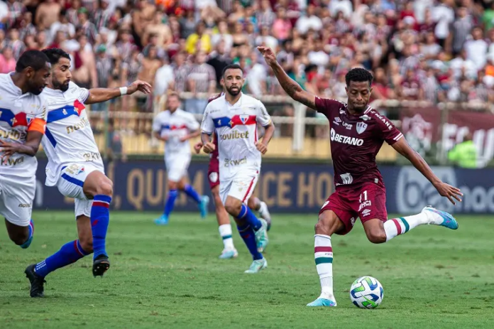 De um lado, o Tricolor Carioca busca reação na reta final; do outro, o Leão do Pici, embalado por uma campanha histórica, tenta consolidar sua posição no topo. Imagem: Marcelo Gonçalves/Fluminense