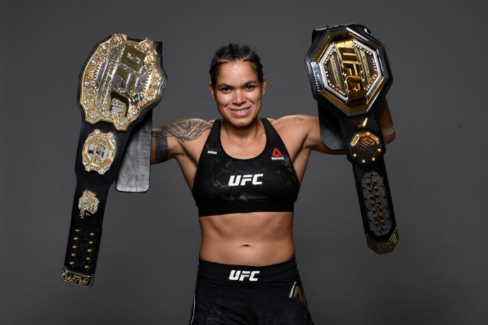 A 'Leoa' do MMA! Amanda Nunes, a única mulher a conquistar dois cinturões em categorias de peso diferentes, dominou o octógono de forma histórica. Imagem: UFC